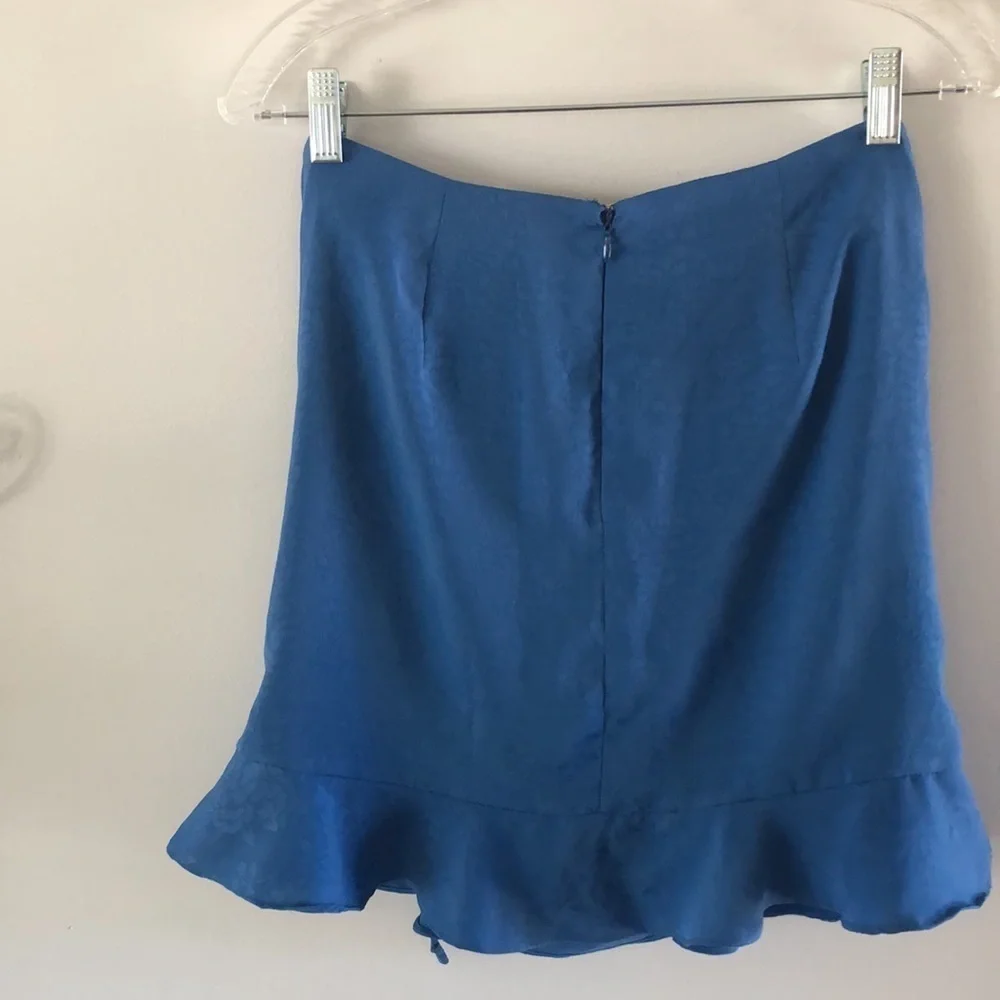 BCBGENERATION Ruffle cinched Tie Blue Size 4 Jacquard Floral Printed Mini Skirt